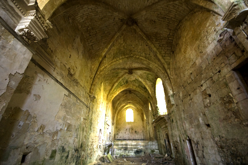 Nave central desde el presbiterio de la iglesia de Rioseco