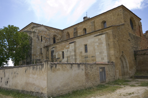 Vista exterior general de la iglesia de Sandoval