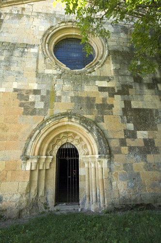 Portada de los muertos en el crucero norte de la Iglesia de Sandoval