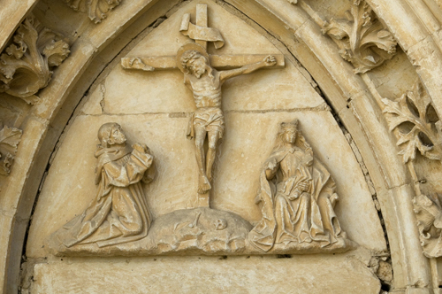 Timpano de la portada de acceso a la iglesia de Sandoval