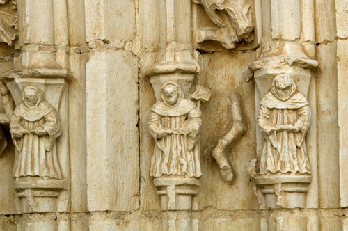 Capiteles de la portada de acceso de la iglesia de Sandoval