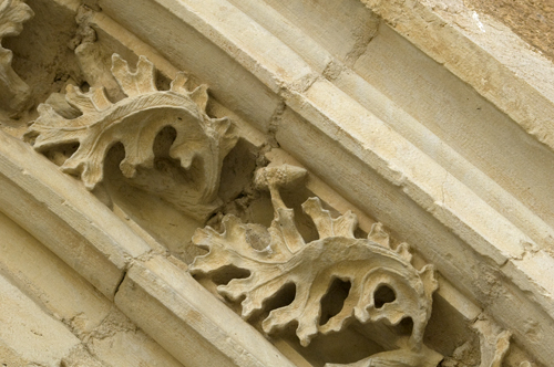 Hojas de roble ne la portada de acceso de la iglesia de Sandoval