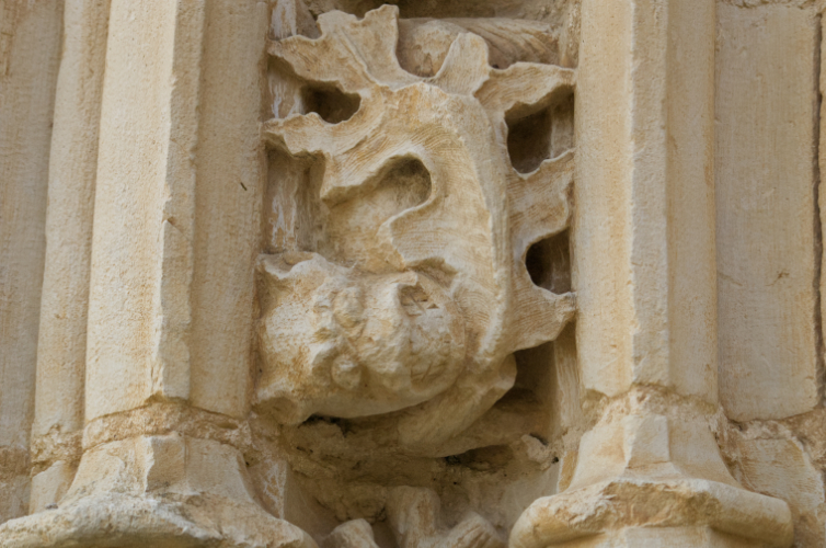 Imagen de diablo en la portada de la iglesia de Sandoval
