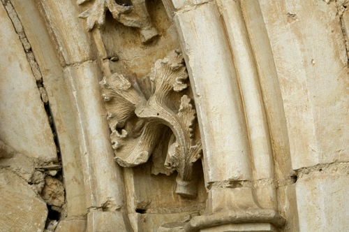 Hojas de cardo en la portada de la iglesia de Sandoval