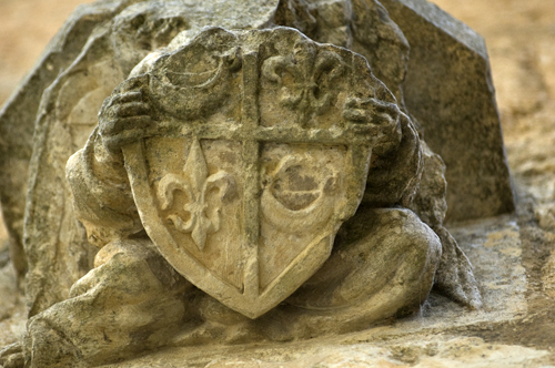 Escudeo heráldico en la portada de la iglesia de Sandoval