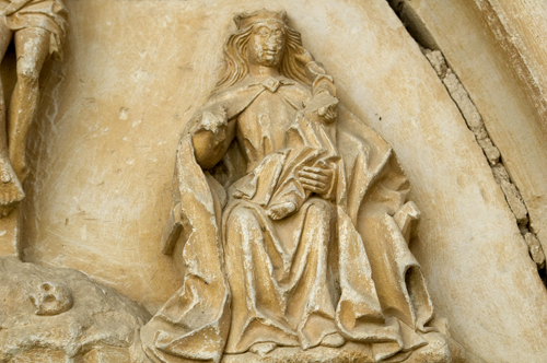 Imagen de la virgen en la portada de la iglesia de Sandoval