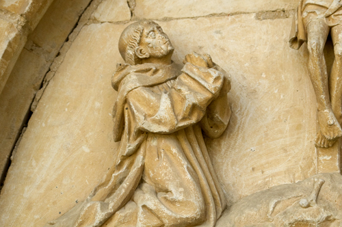 Imagen de San Bernardo en la portada de la iglesia de Sandoval