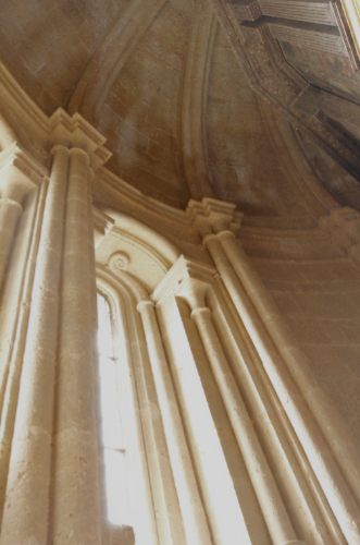 Columnilla en forma de báculo abacial en el ábside de la iglesia de Sandoval
