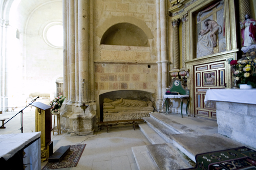 Capilla mayor con tumab de los fundadores del monasterio de Sandoval