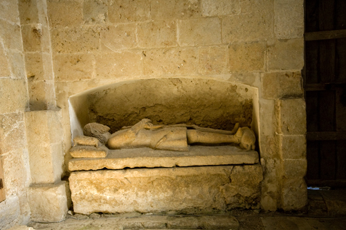 Tumbas del crucero de la iglesia de Sandoval