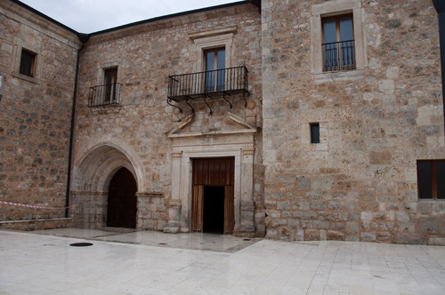 Portal de entrada monasterio de Valvuena