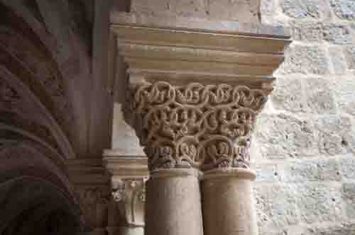 Capitel con adorno de cordón anudado del claustro de Valbuena