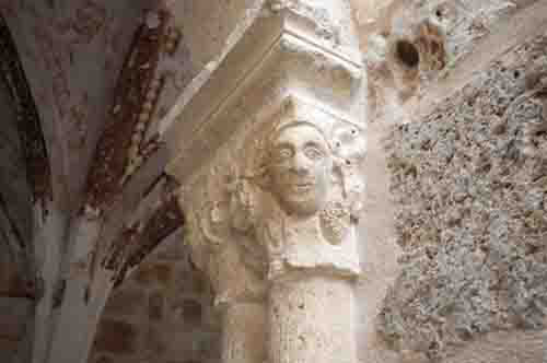 Capitel con rostro humano claustro de Valbuena
