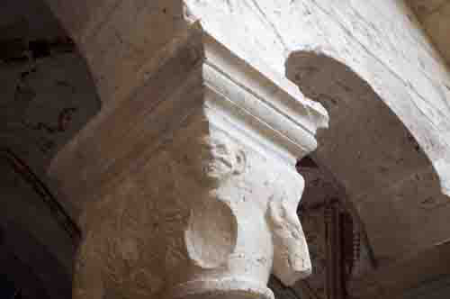 Capitel de la esquina suroeste del claustrod e Valbuena