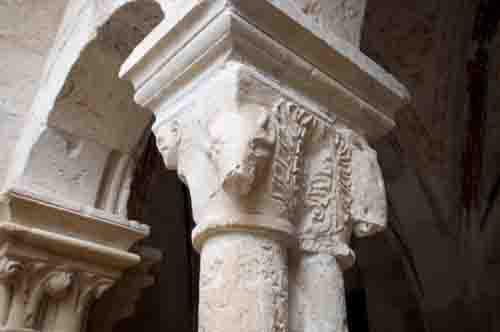 Capitel con cabezas de animales del claustro de Valbuena