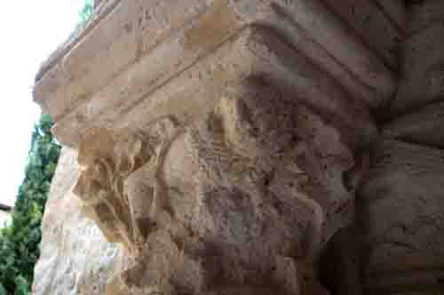 Capitel con imagen de león en el claustro de Valbuena