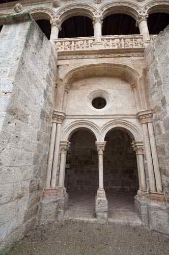 Portada exterior de acceso al lavatorio del claustro de Valbuena