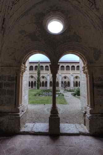Portada interior de acceso al lavatorio del claustro de Valbuena