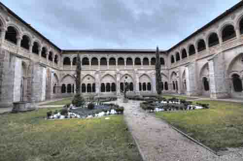 Exterior de la galería oeste del claustro de Valbuena