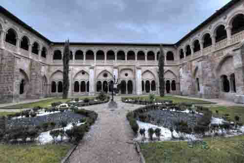 Exterior de la galería sur del claustro de Valbuena
