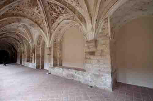 Galería este con entrada a sala capitular del claustro de Valbuena