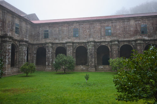 Vista interior del claustro de Armenteira