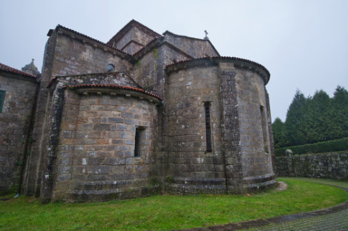 Cabecera exterior desde el sur de la iglesia de Armenteira