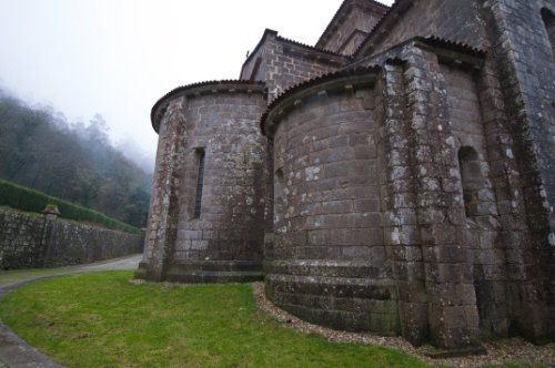 Vista desde el norte de la cabecera de la iglesia de Armenteira