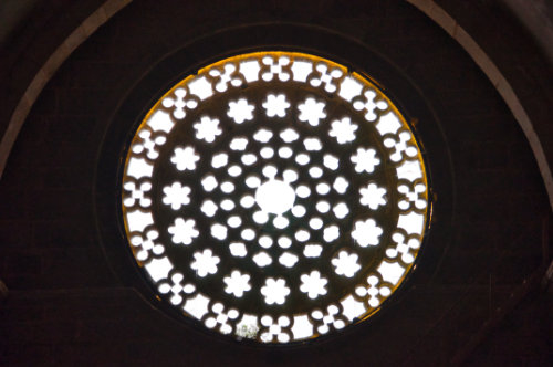 Vista interior del rosetón de la fachada occidental del monasterio de Armenteira