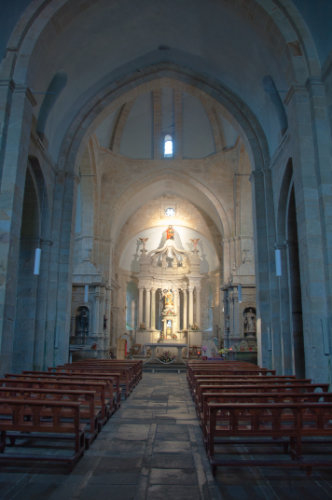 Nave central y capilla mayor de la iglesia de Armenteira