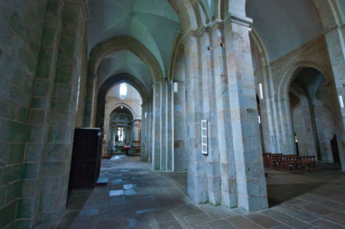 Nave del evangelio y unión de la nave central de la iglesia de Armenteira